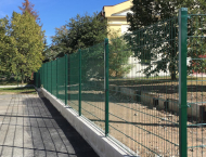 Montáž plotu z 2D plotových dílců - Dobřany Montáž 2D plotových dílců zelené barvy s podhrabovými deskami - Dobřany